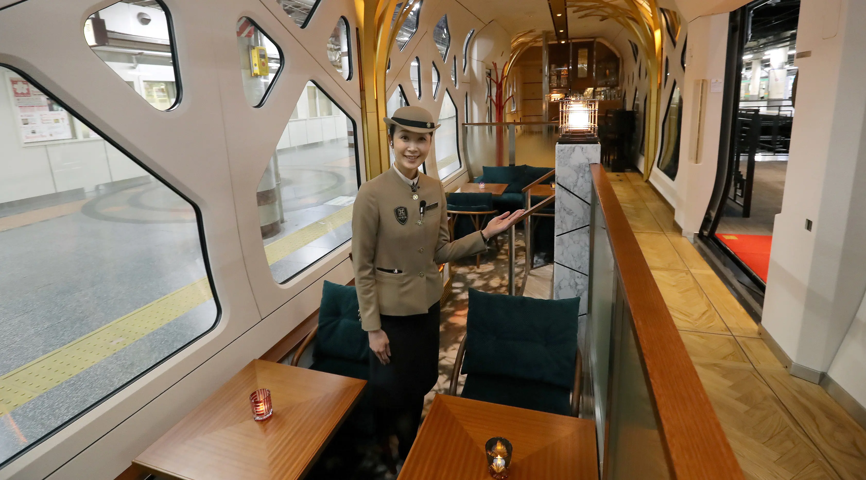 Sebuah lounge yang dimiliki kereta api mewah "Train Suite Shiki-Shima" di Tokyo, Jepang, 16 Maret 2017. Kereta mewah Shiki-Shima juga memiliki satu restoran mewah, serta dua gerbong observasi panorama di bagian depan dan belakang. (str/JIJI PRESS/AFP)