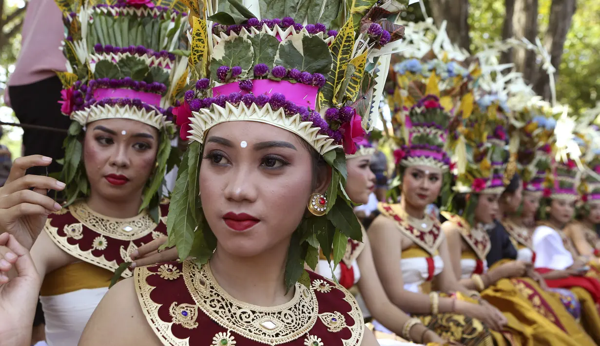 Para penari bersiap sebelum pertunjukan saat pembukaan Pesta Kesenian Bali di Bali, Indonesia, 12 Juni 2022. Pulau Bali saat ini menggelar Pesta Kesenian Bali tahunan selama sebulan dari 12 Juni hingga 10 Juli. (AP Photo/Firdia Lisnawati)