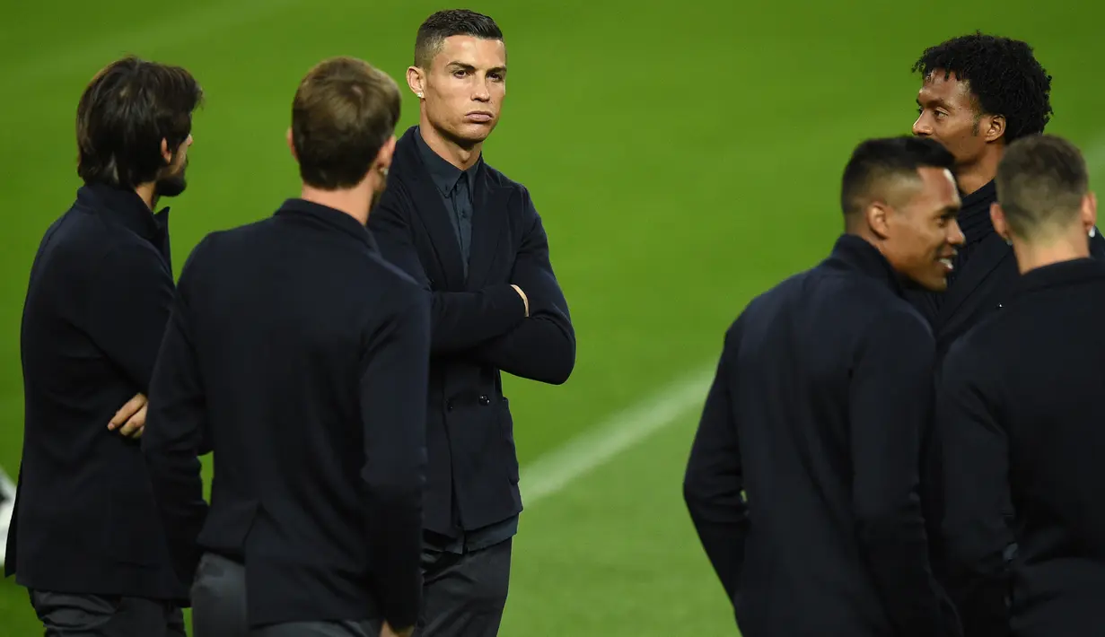 Striker Juventus, Cristiano Ronaldo bersama rekan-rekannya mengecek stadion Old Trafford, Manchester, Inggris (22/10). Ronaldo akan bertanding melawan bekas klub lamanya Manchester United pada grup H Liga Champions. (AFP Photo/Oli Scarff)