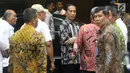 Presiden Jokowi usai memberi keterangan pers jatuhnya pesawat Lion Air JT 610 di Crisis Center Gedung VIP Bandara Soekarno-Hatta, Tangerang, Senin (29/10). Jokowi memerintahkan kepada jajaran untuk terus mencari korban. (Liputan6.com/Fery Pradolo).