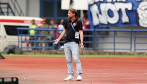 Pelatih Persija Jakarta, Mauricio Ferreira De Souza saat laga lanjutan BRI Super League 2025/2026 melawan Persib Bandung di Stadion Gelora Bandung Lautan Api, Bandung, Minggu (11/01/2026). (Bola.com/Abdul Aziz)