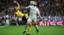 Bek Real Madrid, Daniel Carvajal, berusaha melewati gelandang Dortmund, Andre Schurrle. Pada laga ini Dortmund lebih menguasai jalannya laga dengan penguasaan bola 55 persen. (Reuters/Susana Vera)