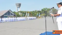 Citizen6, Surabaya: Dankobangdikal Laksda TNI Djoko Teguh Wahojo menutup sekaligus melantik 305 bintara baru dari program Diktukbakat TNI AL 2012, Selasa (10/7). (Pengirim: Penkobangdikal).