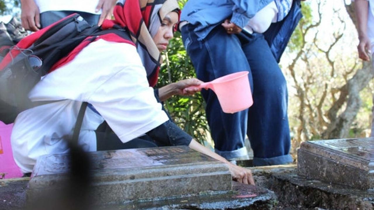 Kekhusyukan aktivis gelar tahlilan di makam Munir