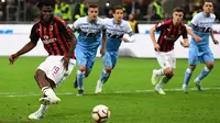 Gelandang AC Milan, Franck Kessie saat mengeksekusi penalti ke gawang Lazio selama pertandingan lanjutan Liga Serie A Italia di stadion San Siro (13/4). Milan menang tipis atas Lazio 1-0. (AFP Photo/Miguel Medina)