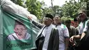 Calon Wakil Presiden nomor urut 01 Ma'ruf Amin meninjau truk yang mengangkut logistik bantuan untuk korban gempa dan tsunami di Sulawesi Tengah dari salah satu kelompok relawan di Rumah Situbondo, Jakarta, Minggu (7/10). (Merdeka.com/Iqal S. Nugroho)