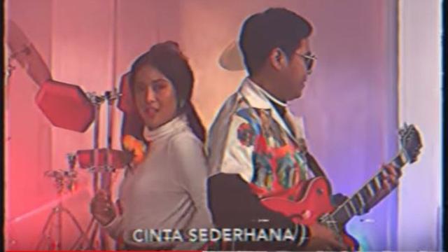 Gaya Retro Dian Sastrowardoyo di Video Klip Bareng Diskoria