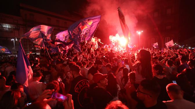 Para suporter Napoli merayakan kemenangan atas Juventus pada final Coppa Italia di pusat Kota Napoli, Italia, Rabu (17/6/2020). Napoli menjadi juara Coppa Italia 2019-2020 setelah mengalahkan Juventus lewat drama adu penalti. (Carlo Hermann/AFP)