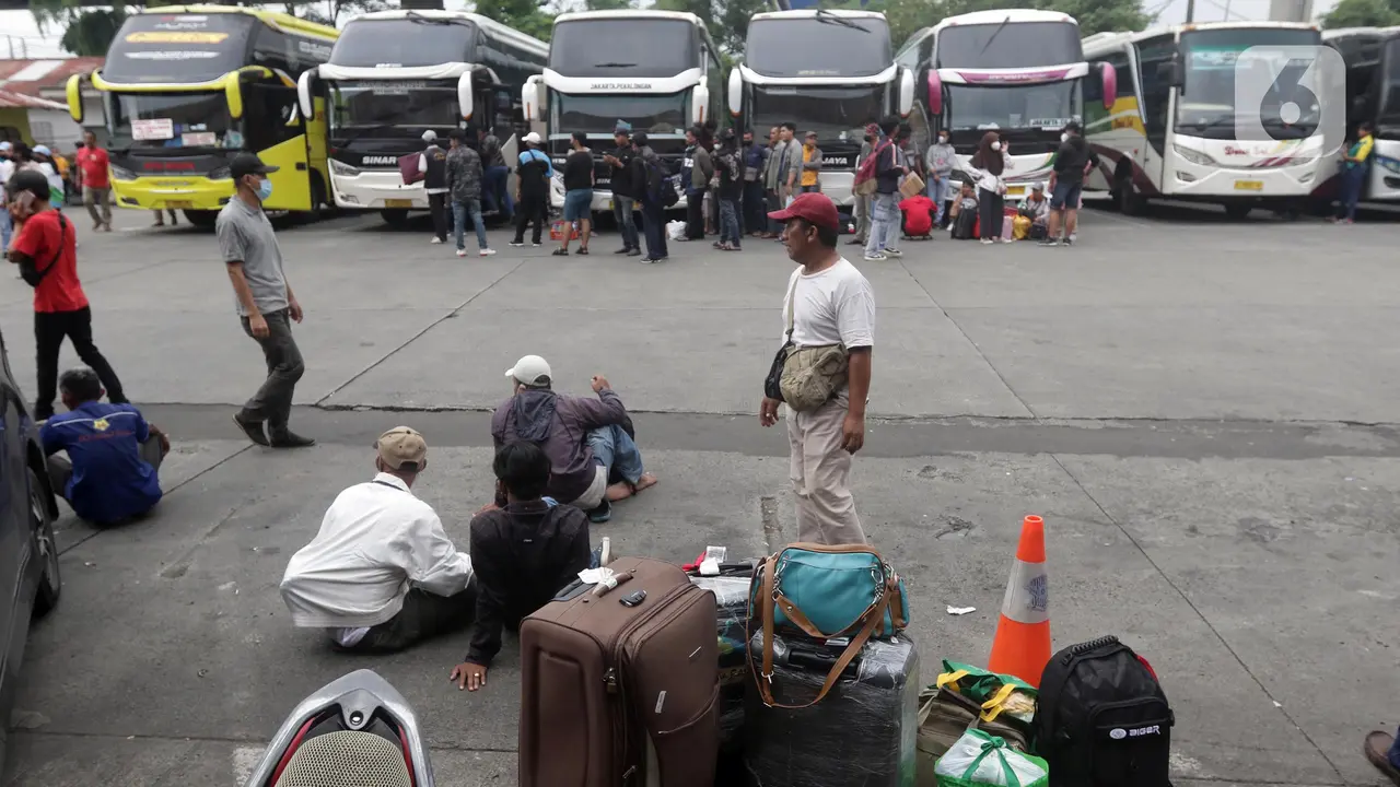 Arus Mudik Lebaran 2022 di Terminal Kampung Rambutan