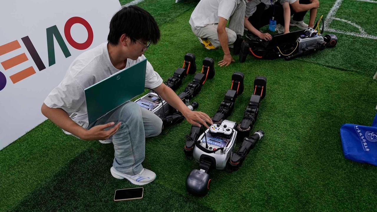 FOTO: Aksi Seru Robot Humanoid Main Bola Jelang World Humanoid Robot Games 2025