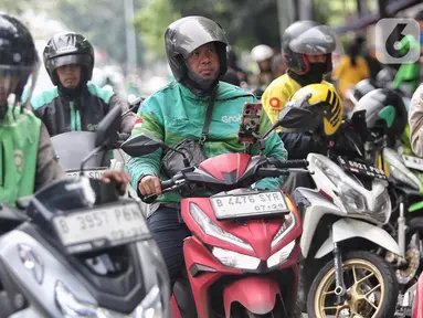 Pengemudi ojek online atau daring saat menunggu calon penumpang di Jakarta, Kamis (3/7/2025). (Liputan6.com/Angga Yuniar)