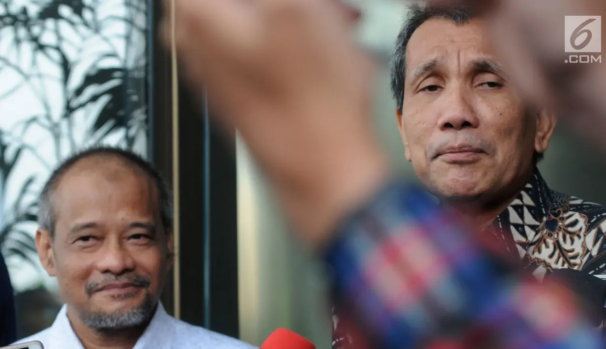 Deputi Pencegahan KPK Pahala Nainggolan (kanan) dan Ketua Pansus Hak Angket DPRD Sulawesi Selatan Kadir Halid usai menggelar pertemuan di Gedung KPK, Jakarta, Kamis (8/8/2019). Kadir berkonsultasi dengan KPK terkait pengangkatan dan pelantikan 193 pejabat Sulawesi Selatan. (merdeka.com/Dwi Narwoko)