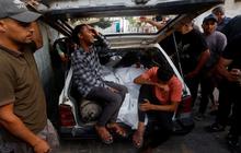 FOTO: Tangis Pilu Warga Gaza Saat Puluhan Orang Tewas Akibat Serangan Israel di Pengungsian Rafah