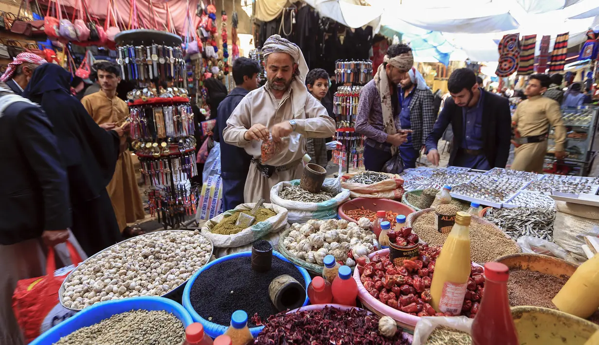 Warga berbelanja menjelang bulan suci Ramadan di pasar kota tua Sanaa, Yaman, Sabtu (18/4/2020). Di tengah pandemi virus corona COVID-19, umat muslim di Yaman dilarang untuk menggelar buka puasa bersama hingga salat berjemaah di masjid. (Mohammed HUWAIS/AFP)