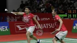 Ganda Putri Indonesia, Greysia Polii/Apriyani Rahayu, saat melawan wakil Denmark, Maiken Fruergaard/Sara Thygesen, pada laga final Daihatsu Indonesia Masters 2020 di Istora, Jakarta, Minggu (19/1). Greysia/Apriyani menang 18-21, 21-11, dan 23-21. (Bola.com/M Iqbal Ichsan)