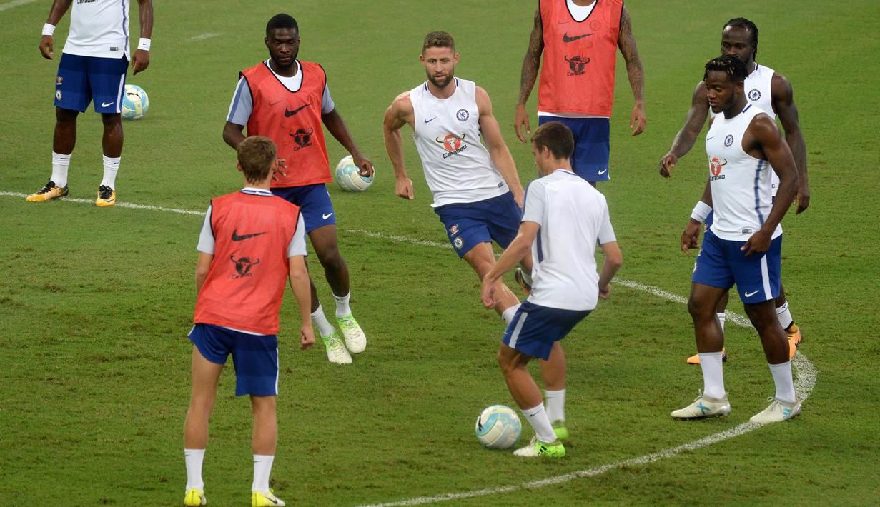 Para pemain Chelsea mengikuti sesi latihan di Singapura, Senin (24/7/2017). Chelsea akan bersua Bayern Munchen pada laga International Champions Cup 2017. (AFP/Roslan Rahman)