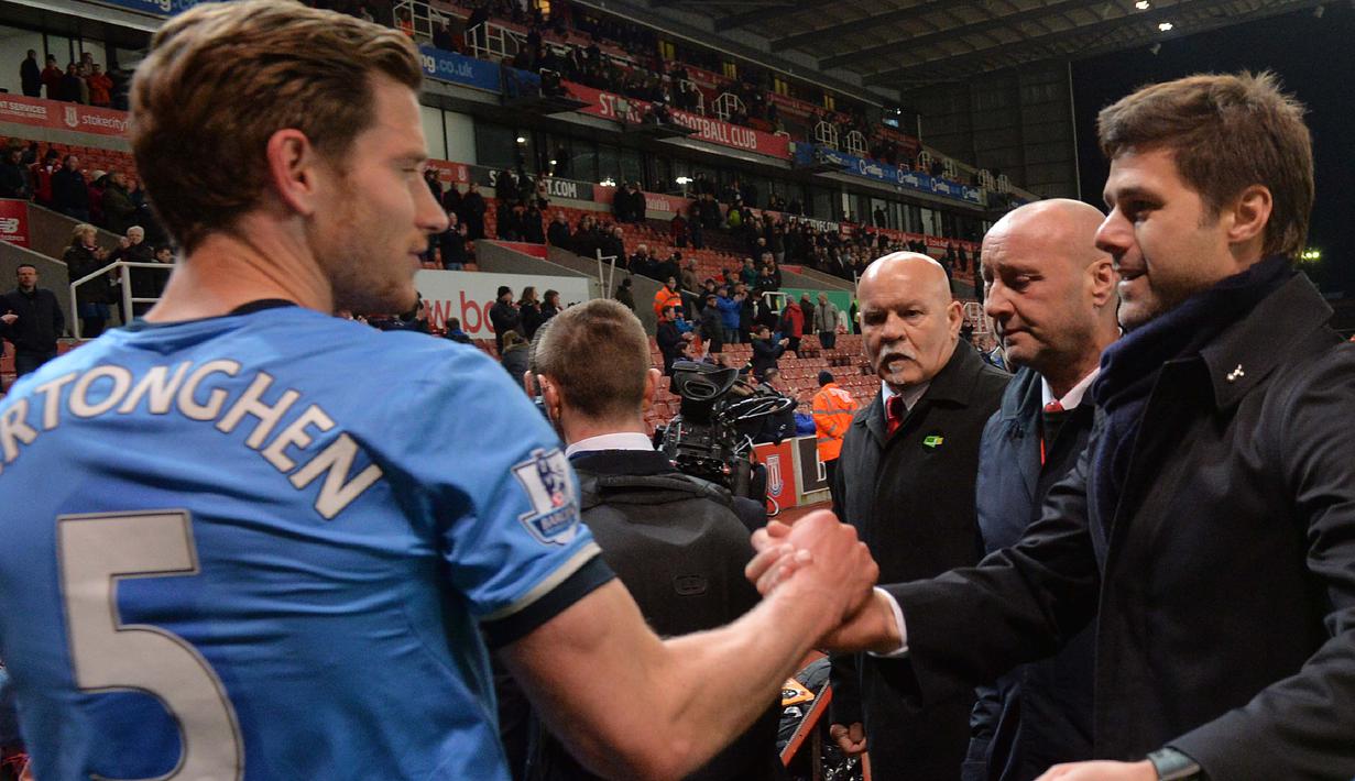 Pemain Tottenham Hotspur, Jan Vertonghen (kiri) memberikan salam kepada pelatihnya Mauricio Pochettino usai melawan Stoke City  pada lanjutan Liga Inggris di Stadion Britannia, Stoke, Selasa (19/4/2016) dini hari WIB. (AFP/Paul Ellis)