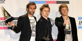 Christopher Wolstenholme, Matthew Bellamy, dan Dominic Howard yang tergabung dalam grup band Muse menambahkan daftar konser mereka di Britania Raya. (Bintang/EPA)