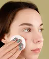 Banyak orang saat ini menghadapi banyak kebingungan ketika memilih antara AHA dan BHA yang cocok dengan tipe kulitnya. [Dok/Pexels.com/Hanna Pad].