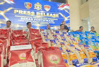 Bareskrim Polri meningkatkan penanganan kasus dugaan ketidaksesuaian kandungan gizi beras fortifikasi dengan informasi pada label kemasan ke tahap penyidikan. (Liputan6.com/Devira Prastiwi)
