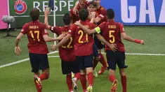 Penyerang Spanyol, Ferran Torres (belakang) berselebrasi dengan rekan satu timnya setelah mencetak gol ke gawang Italia selama pertandingan semifinal UEFA Nations League di stadion San Siro di Milan, (7/10/2021). Ferran Torres mencetak dua gol dan mengantar Spanyol menang atas Italia 2-1. (Marco Ber