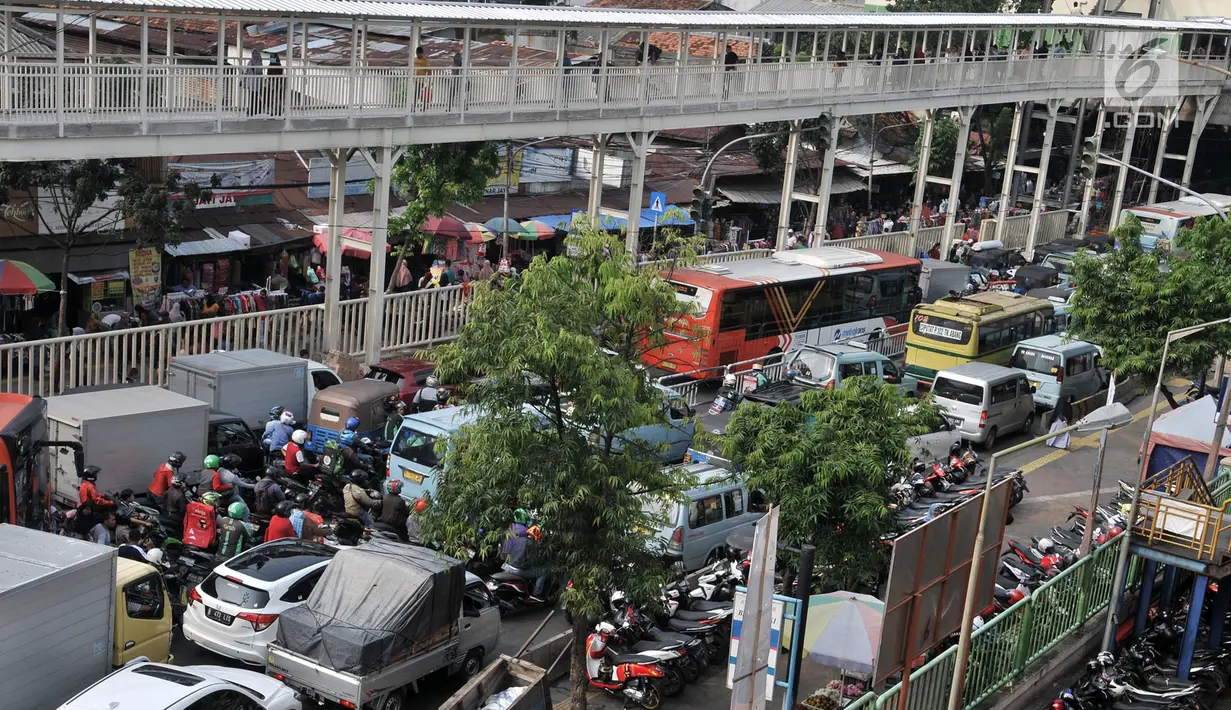 Kendaraan terjebak macet ketika melintas di kawasan Pasar Tanah Abang, Jakarta, Kamis  (16/5/2019). Menginjak bulan suci Ramadan, banyak masyarakat berbelanja di pusat perbelanjaan Tanah Abang sehingga menyebabkan kemacetan yang tak terhindarkan. (merdeka.com/Iqbal S Nugroho)
