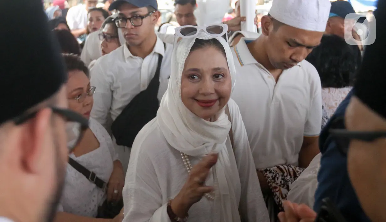 Keluarga, kerabat, dan masyarakat turut mengantarkan jenazah Titiek Puspa ke tempat peristirahatan terakhir di Tempat Pemakaman Umum (TPU) Tanah Kusir, Jakarta. Tampak dalam foto, pemeran film senior Ayu Azhari saat menghadiri prosesi pemakaman penyanyi dan artis legendaris Titiek Puspa di Tempat Pemakaman Umum (TPU) Tanah Kusir, Jakarta Selatan, Jumat, 11 April 2025. (Liputan6.com/Herman Zakharia)