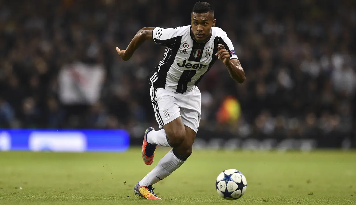 Manchester United berencana membajak bek Juventus asal Brasil, Alex Sandro dari incaran Chelsea. Juventus mematok harga 60 juta pound sterling untuk pemain berusia 26 tahun tersebut. (AFP/Glyn Kirk)