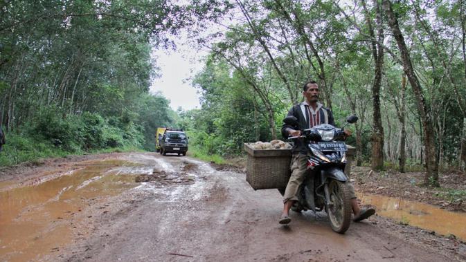 Jalan yang licin menyulitkan pengendara sepeda motor di kawasan Batumarta Kabupaten OKU Sumsel (Dok. Humas Kementrian PUPR / Nefri Inge)