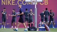 Penyerang Barcelona, Lionel Messi (tengah) melakukan pemanasan saat mengikuti sesi latihan tim di Joan Gamper Sports City, Spanyol (16/9/2019). Barcelona akan menghadapi wakil Jerman, Borussia Dortmund pada grup F Liga Champions di Signal Iduna Park. (AFP Photo/Pau Barrena)
