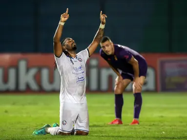 Arema FC berhasil menang tipis 3-2 atas Persik Kediri di pekan ke-12 BRI Liga 1 2021/2022. Gol dari Arema dicetak oleh Carlos Fortes, Johan Alfarizie, dan Feby Eka. Sementara dua gol Persik Kediri dihasilkan oleh Youssef Ezzejjari. (Bola.com/Bagaskara Lazuardi)