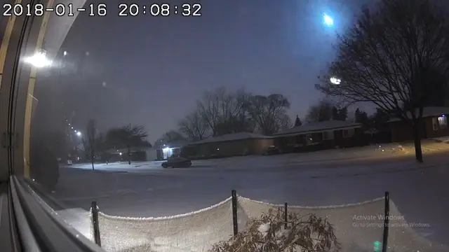 Cahaya aneh dan langka yang tertangkap mata kamera CCTV di Detroit, Michigan (16/1/2018), diduga kuat sebagai meteor (Screengrab, Supplied)