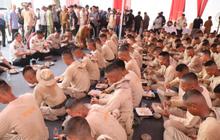 Hangat dan Sederhana, Momen Makan Siang Mendagri Bersama Praja IPDN di Tengah Tugas Kemanusiaan