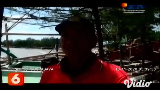 Cuaca buruk di laut kawasan Kenjeran, Surabaya mengakibatkan puluhan perahu nelayan diterjang ombak besar. Sehingga dibantu evakuasi ke darat oleh petugas gabungan dari Pemkot Surabaya, untuk melakukan perbaikan perahu yang rusak.