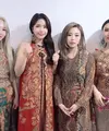 Mamamoo tampil cantik dengan batik (Foto: Instagram Mamamoo)