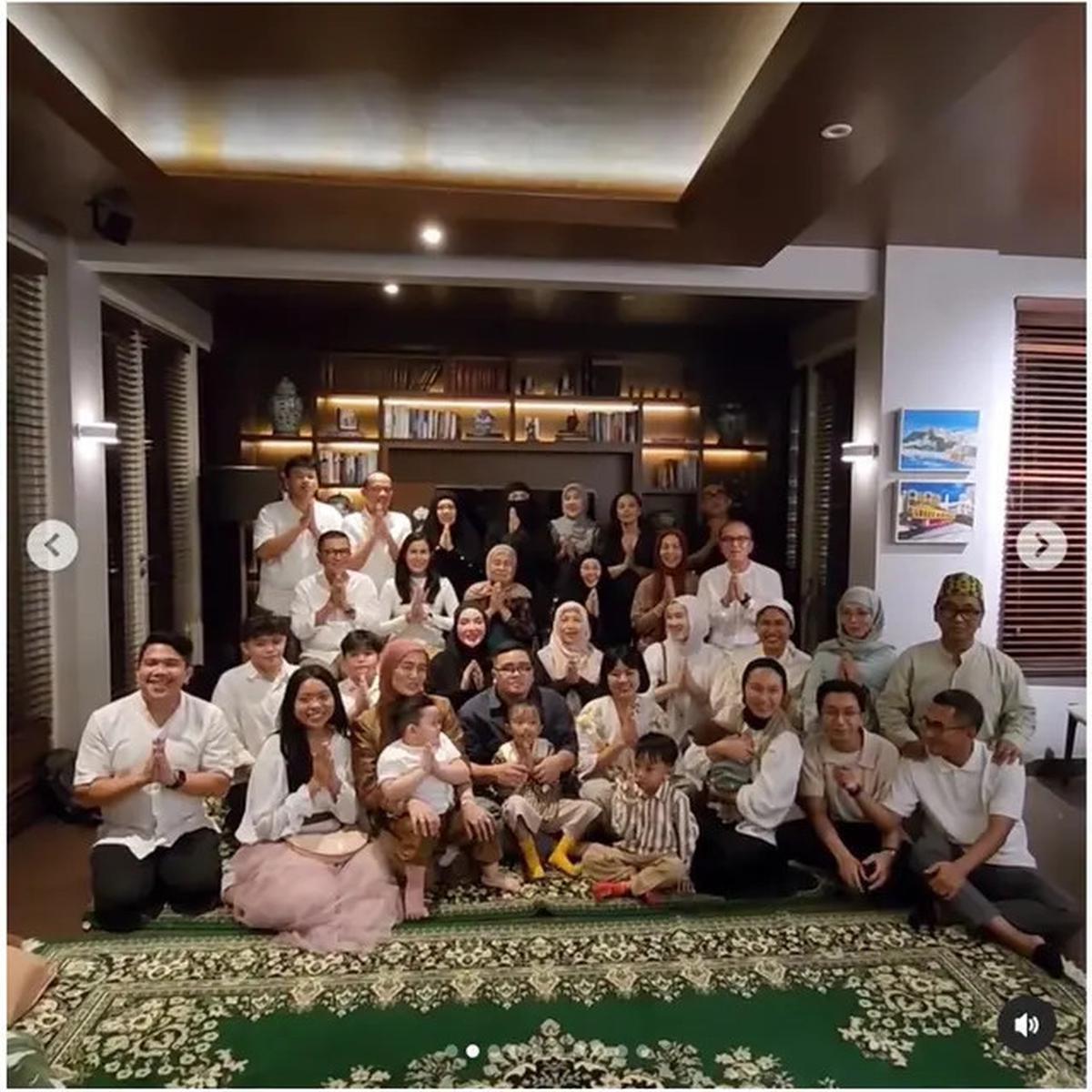 6 Potret Buka Puasa Keluarga Helmy Yahya dan Tantowi Yahya, Penuh Kehangatan