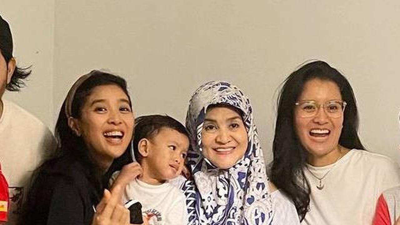 Aktris Senior Era 80an, 8 Foto Ultah Ibunda Olivia Zalianty Yang Bahagia Bersama Anak & Cucu