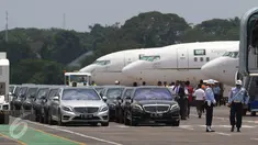 Deretan mobil mewah rombongan Presiden Joko Widodo dan Raja Arab Saudi Salman bin Abdulaziz al-Saud bersiap di Bandara Halim Perdanakusuma, Rabu (3/1). (Liputan6.com/Fery Pradolo)