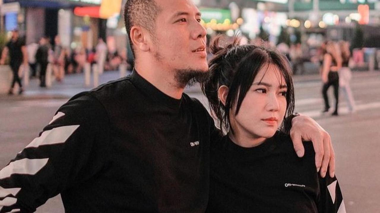 Terjebak dalam Cinta di Tempat Kerja <br>