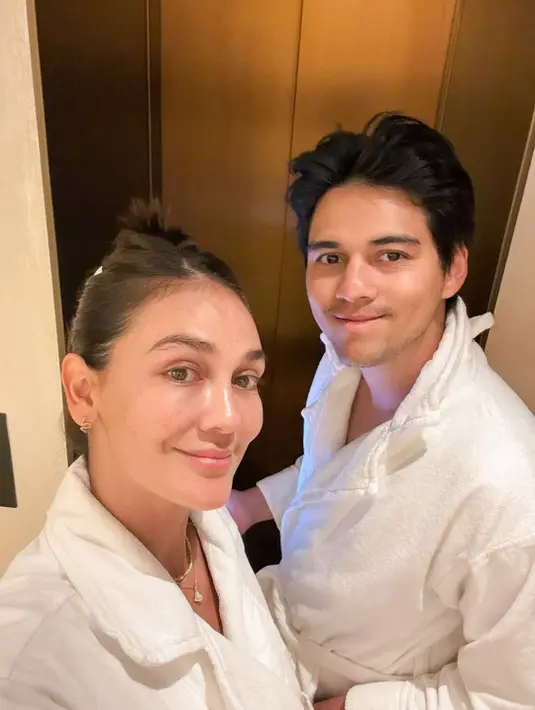 Kompak berbalut bath robe dengan sang suami, Luna Maya tak ragu pamerkan bare face. Dengan rambut yang dijepit french twisted [@lunamaya]