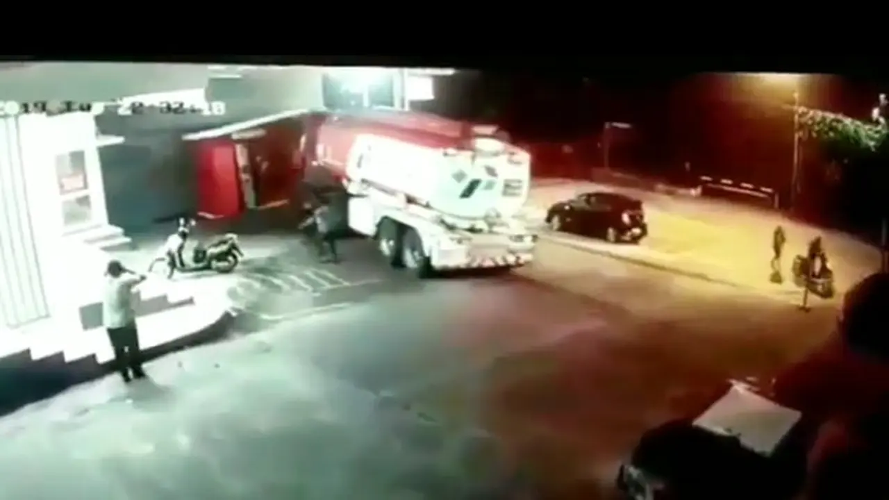 Sebuah truk bermuatan Bahan Bakar Minyak (BBM) mengalami kecelakaan karena sang sopir lupa menarik rem tangan. Seperti dilansir akun Instagram @fakta.indo,