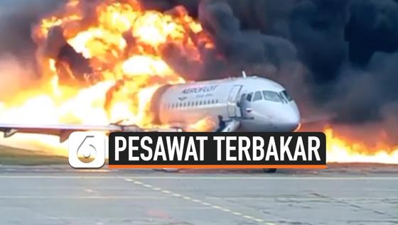 VIDEO: Dramatis, Penumpang Loncat dari Pesawat yang Terbakar Hebat