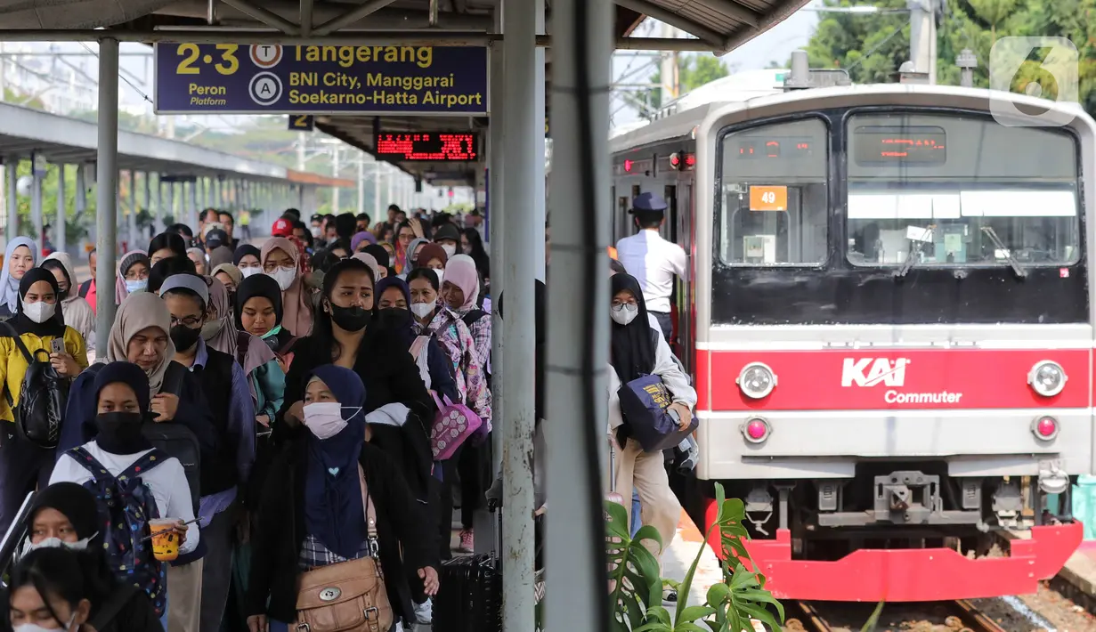 <p>Penumpang turun dari kereta Commuter Line di Stasiun Rawa Buaya, Jakarta Barat, Kamis (26/9/2024). (Liputan6.com/Angga Yuniar)</p>