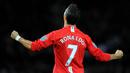 Gelandang Manchester United, Cristiano Ronaldo, merayakan gol yang dicetaknya ke gawang West Ham pada laga Premier League di Stadion Old Trafford, Manchester, Rabu (29/10/2008). (AFP/Andrew Yates)