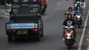 Pengendara motor nekat berlawan arah di kawasan Klender, Jakarta, Kamis (11/7/2019). Demi mempersingkat jarak tempuh dan menghindari kemacetan, para pengendara sepeda motor di kawasan ini nekat berlawan arah yang sesungguhnya dapat mengancam keselamatan. (merdeka.com/Iqbal S. Nugroho)