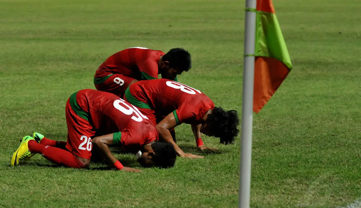 Tradisi sujud syukur juga diperlihatkan para pemain Timnas U-23 pasca berhasil menjebol gawang Timnas Dominika, laga berakhir imbang 1-1, Kamis (15/5/14). (Liputan6.com/Andrian M Tunay)