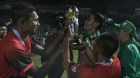 Bek Persebaya, Fandry Imbiri (kiri), bersama Bonek mengangkat piala merayakan gelar juara Liga 2 usai mengalahkan PSMS pada laga final di Stadion GBLA, Bandung, Selasa (28/11/2017). Persebaya menang 3-2 atas PSMS. (Bola.com/Vitalis Yogi Trisna)