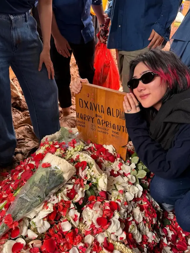 Isyana Sarasvati salah satu artis dan sahabat Vidi Aldiano yang hadir di pemakaman. [@isyanasarasvati]