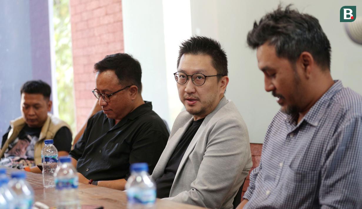 <p>Deputy CEO KapanLagi Youniverse, Danny Purnomo (kedua kanan) saat menghadiri pertemuan dengan LOC Panitia Lokal FIBA World Cup 2023 saat kunjungan ke dapur redaksi Bola.com, Gondangdia, Jakarta, Selasa (8/8/2023). (Bola.com/M Iqbal Ichsan)</p>