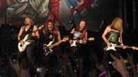 Penampilan band Iron Maiden di Bercy Arena, Paris, Prancis pada 1 Juli 2008. (Dok. Javatyk / via Wikimedia Commons)